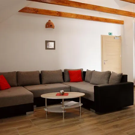 Apartman Turisticna Kmetija Cebelji Gradic Szarvaslak