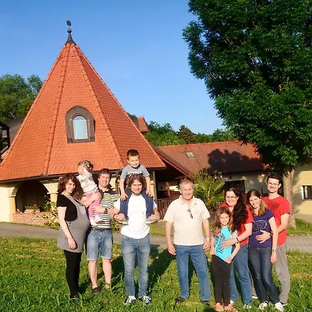 Turisticna Kmetija Cebelji Gradic *